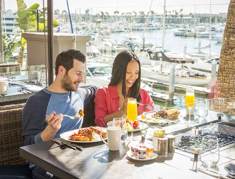 outdoor brunch couple