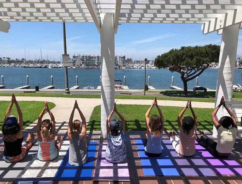 outdoor yoga in burton chace park marina del rey